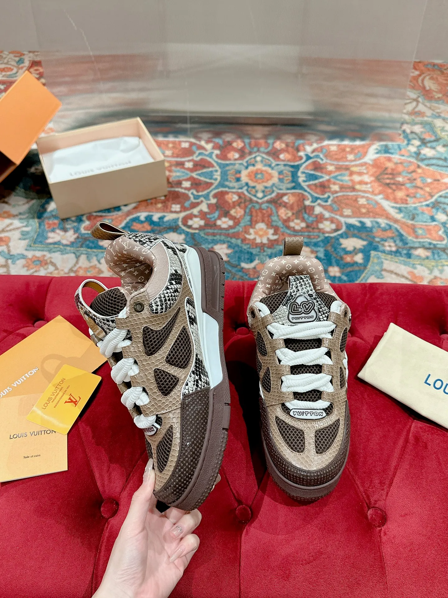 👟👟Ex-factory price 800👟👟 Louis Vuiton·Louis Vuitton🍀 🍀 LV Skate series bread shoes-skateboard shoes-basketball shoes-casual sports shoes top version🔝original purchase, development and production👍🏻[Fireworks] LV Skate has continued The View professional skateboard shoes since 2020. This style continues the fat version of the 90s. Designers added playful touches such as an open mesh tongue and exaggerated laces that pay homage to Axion, es and DC. Unlike your typical skate shoe, this LVSK8 sneaker is made from nubuck leather with TPU trim and Monogram texture. Finally, there are the logos on the heel and tongue as well as the floral pattern on the side. ☑️ Fabric: Original customized first-layer cowhide + breathable mesh ☑️ Lining: Original imported breathable mesh ☑️ Size: Female 35-40 Male 39-44 (Female 40, Male 45.46 customized, non-refundable)